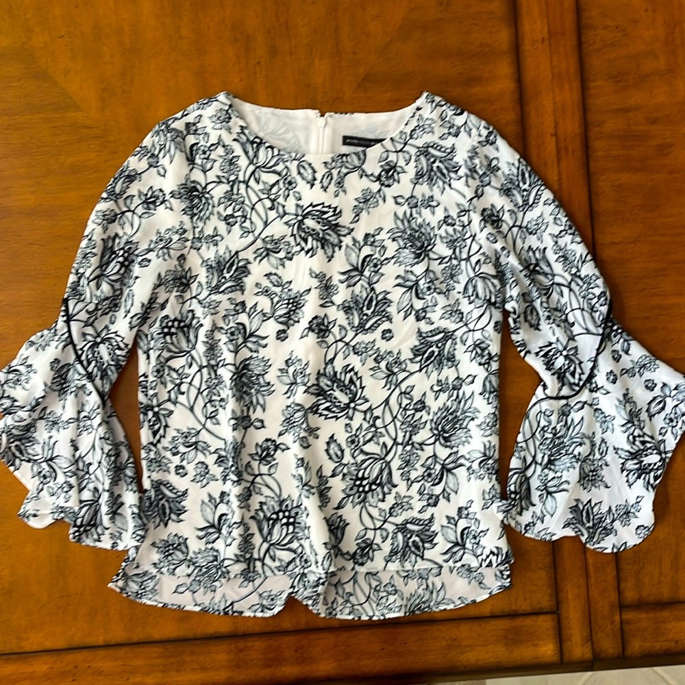 White House Black Market black/white Floral Flounce sleeve blouse